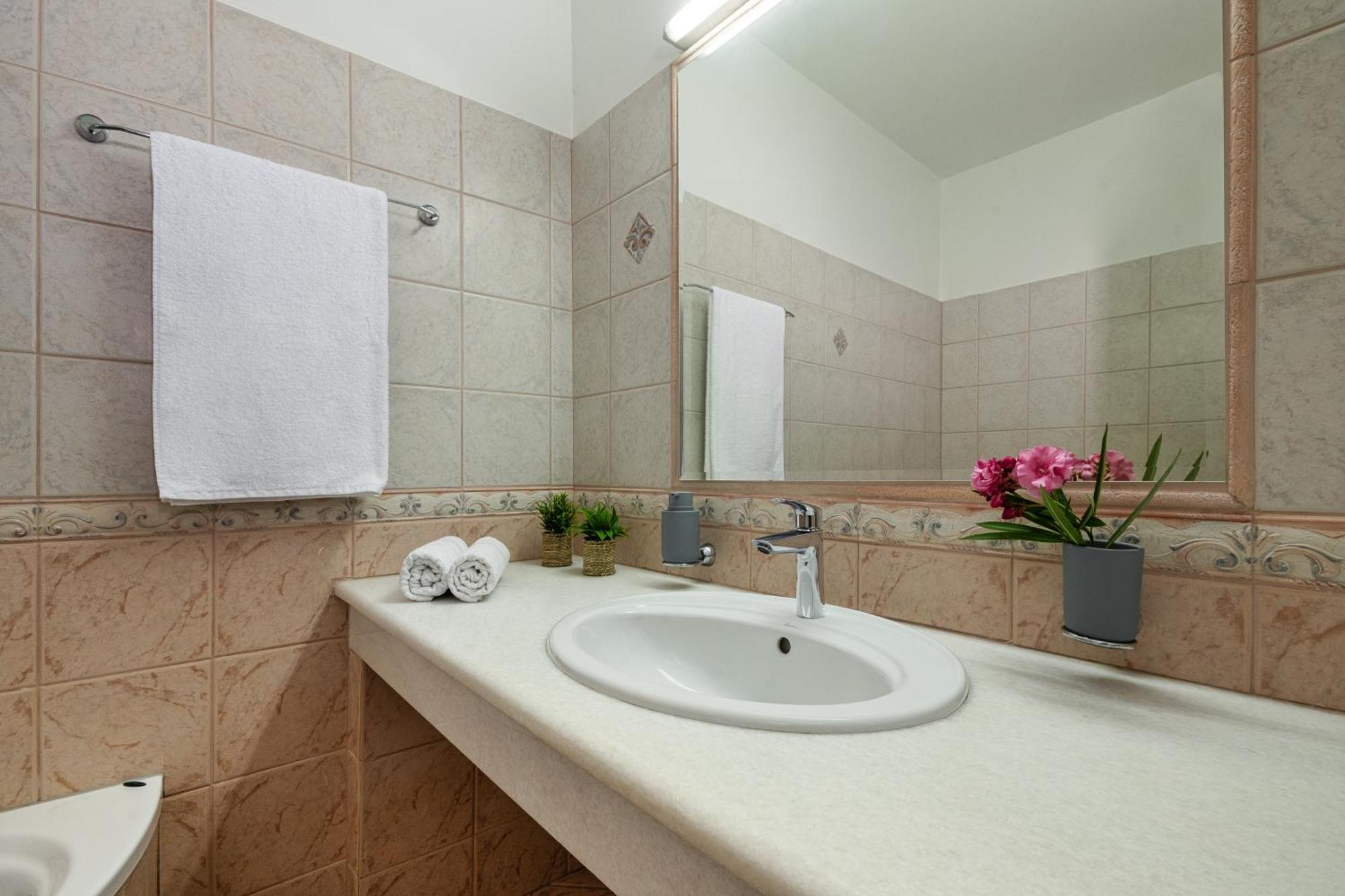 Villa Mariani II - In Lothiarika, Newly Renovated June 2024, Private Pool, Lindos 10 Min, Beach 120M ラルドス エクステリア 写真