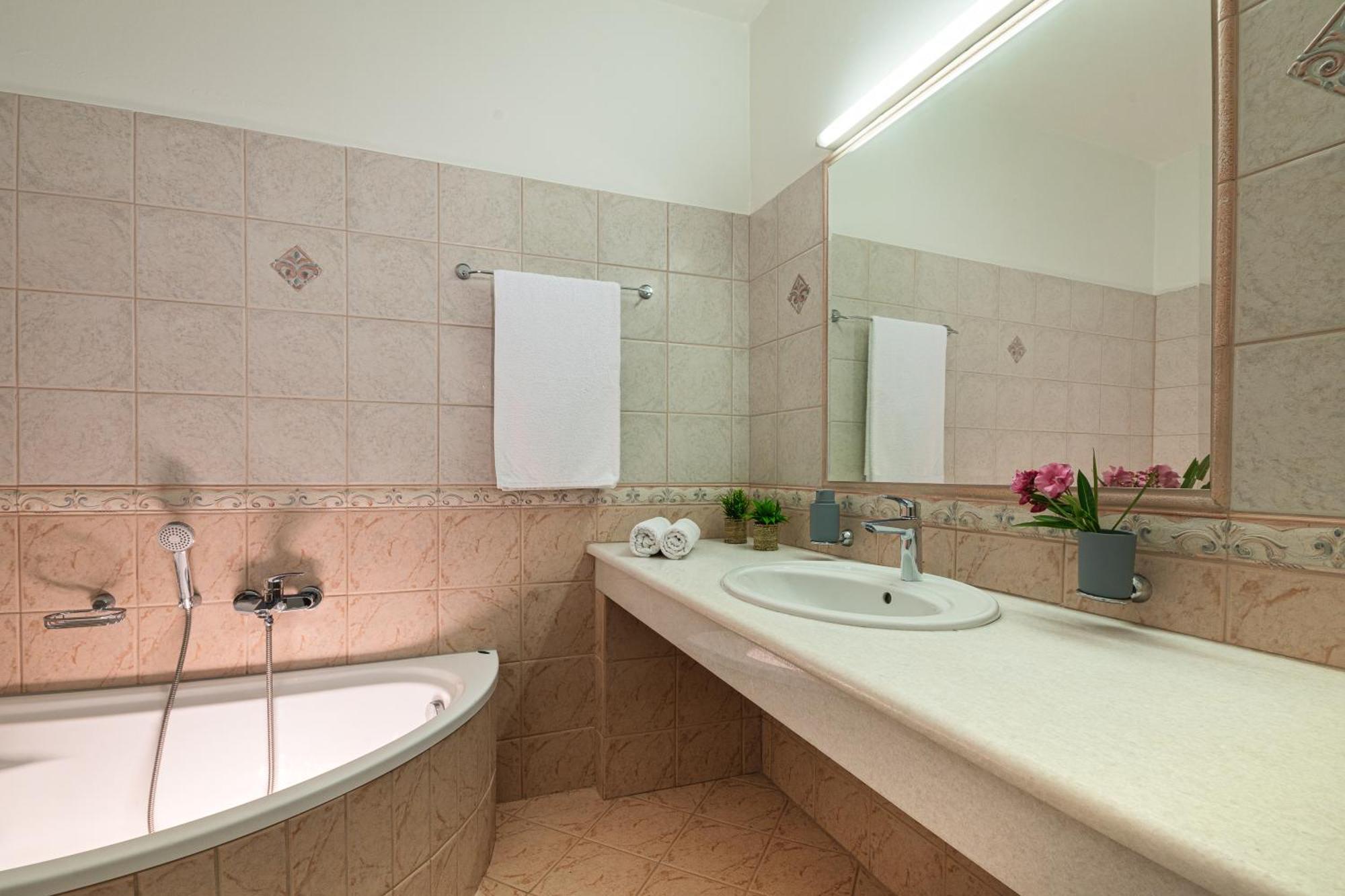 Villa Mariani II - In Lothiarika, Newly Renovated June 2024, Private Pool, Lindos 10 Min, Beach 120M ラルドス エクステリア 写真
