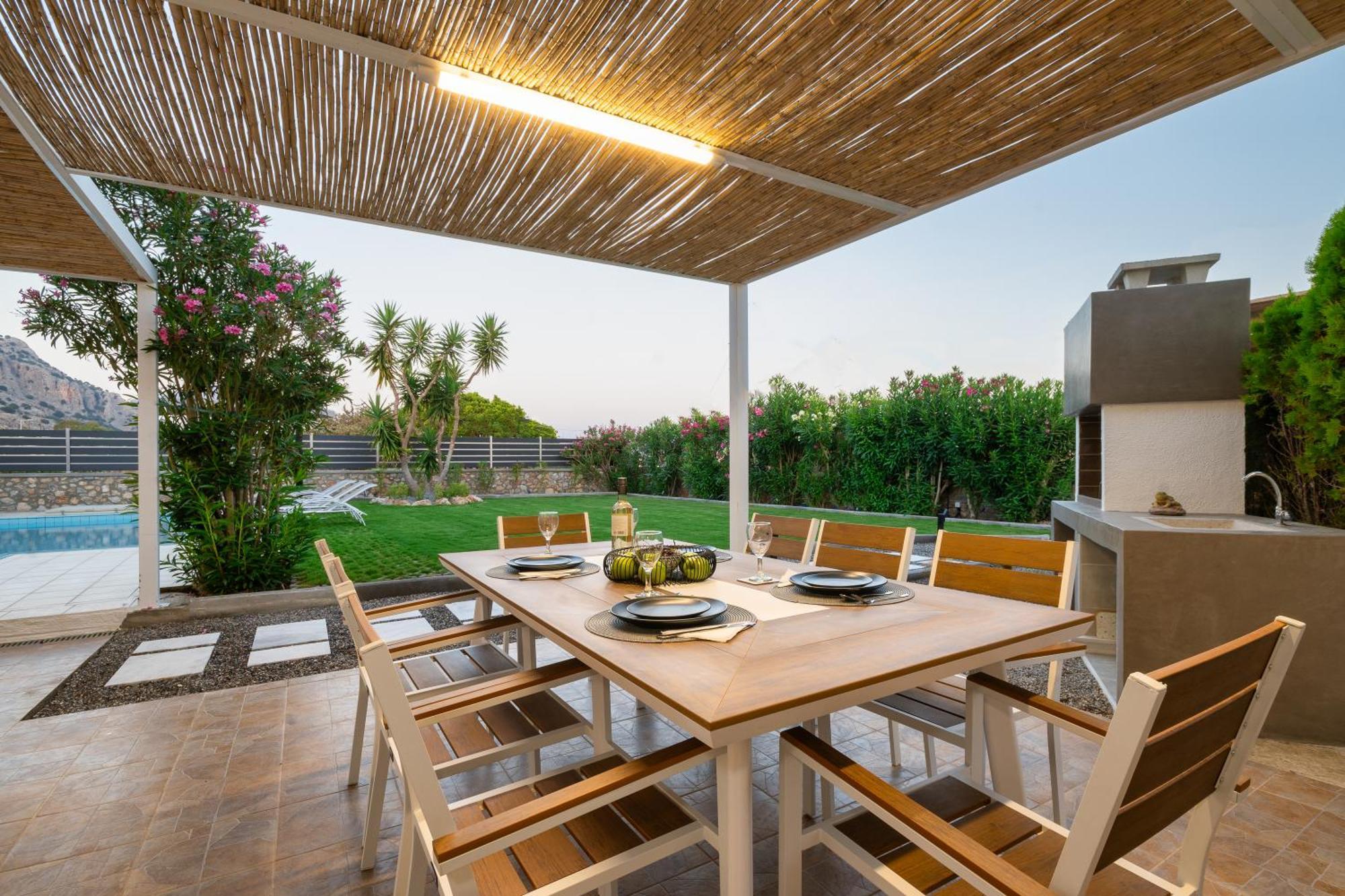 Villa Mariani II - In Lothiarika, Newly Renovated June 2024, Private Pool, Lindos 10 Min, Beach 120M ラルドス エクステリア 写真